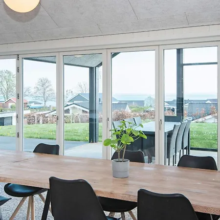 10 Person In Ronde-by Traum